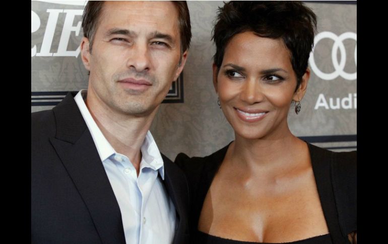 Halle Berry y Olivier Martinez se comprometieron en enero del año pasado y en abril anunciaron que esperan su primer bebé. ARCHIVO /