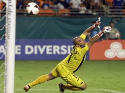 El portero Portillo no puede detener el balón en el gol de Honduras. AFP /