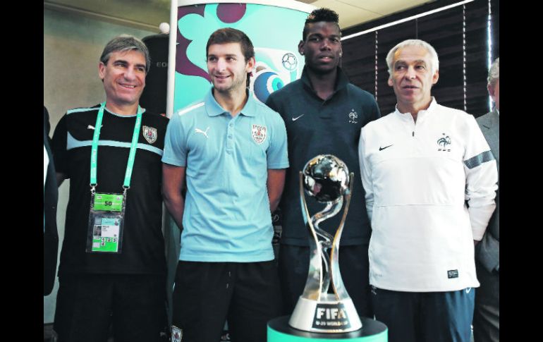 El DT de Uruguay, Juan Verzeri; el capitán charrúa, Gastón Silva; el capitán galo, Paul Pogba, y el DT francés, Pierre Mankowksi. AP /