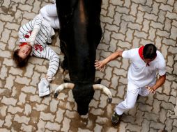 Veintitrés corredores son atendidos por los traumatismos y aplastamientos sufridos en el séptimo encierro de los sanfermines. AP /