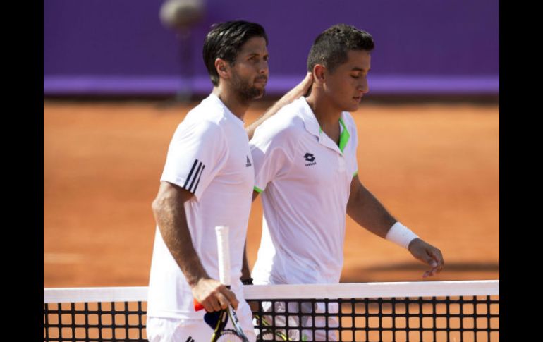 El tenista español Fernando Verdasco (I) junto a su compatriota Nicolás Almagro (D), tras un partido del Abierto de Suecia. EFE /