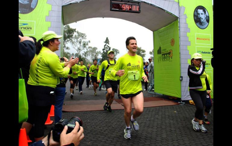 El Presidente Enrique Peña Nieto concluyó su participación en la tercera carrera Molino del Rey. ESPECIAL /