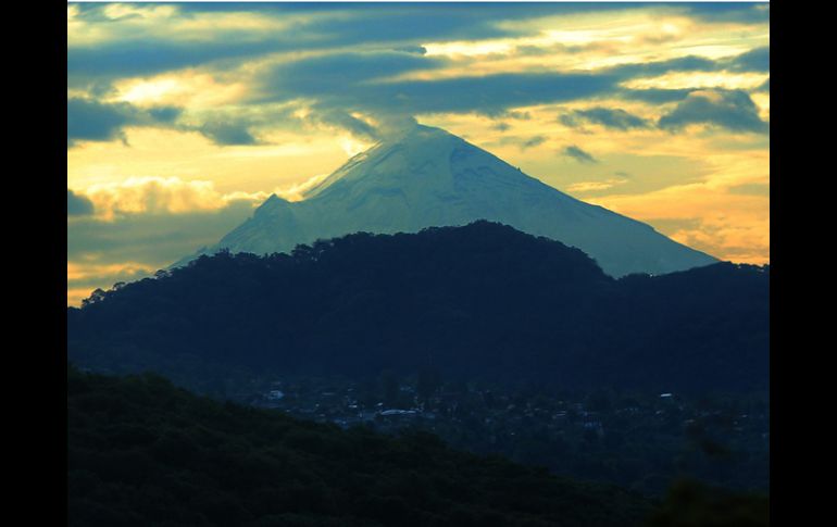 Vista del Popocatépetl desde el valle del Chihinautizin, en Morelos. EFE /