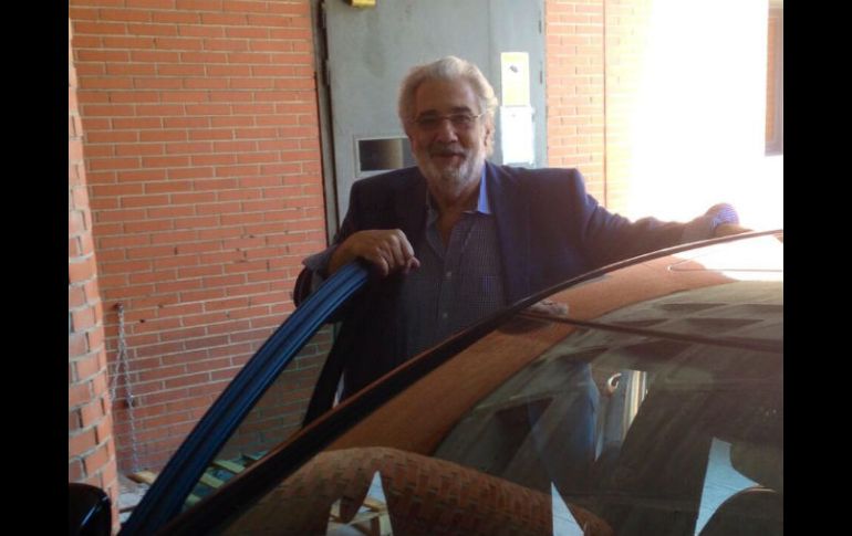 Feliz  y sonriente comparte en Twitter: 'Going home... Me voy a casa... ''@Placido Domingo. ESPECIAL /