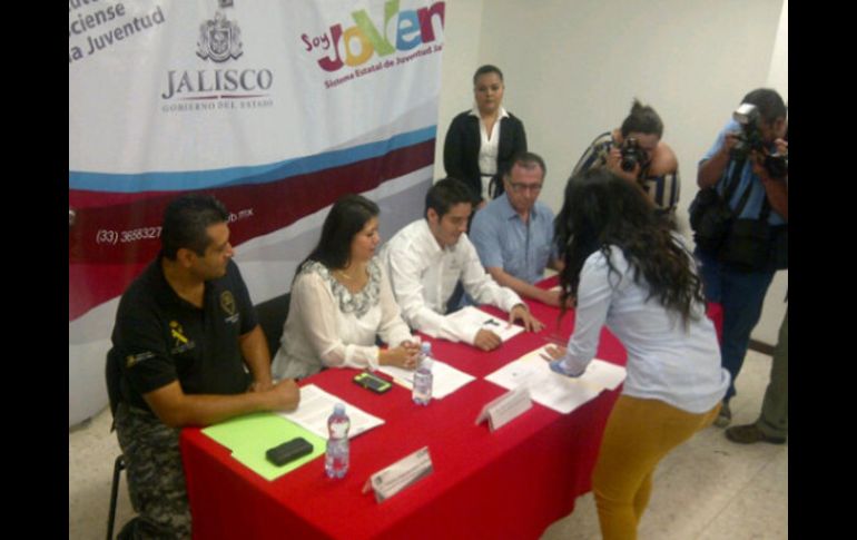 Encargados de institutos de la juventud municipales firman el protocolo de alerta amber.  /