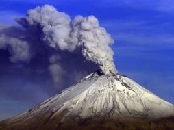 El Cenapred indica que hoy se observa al volcán con una ligera pluma de vapor de agua, gases y pequeñas cantidades de ceniza. ARCHIVO /