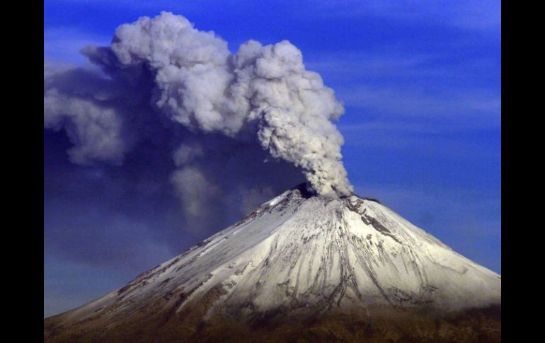 El Cenapred indica que hoy se observa al volcán con una ligera pluma de vapor de agua, gases y pequeñas cantidades de ceniza. ARCHIVO /