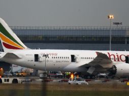 El fuego obligó al cierre de otras pistas de aterrizaje de Heathrow por casi una hora. ARCHIVO /