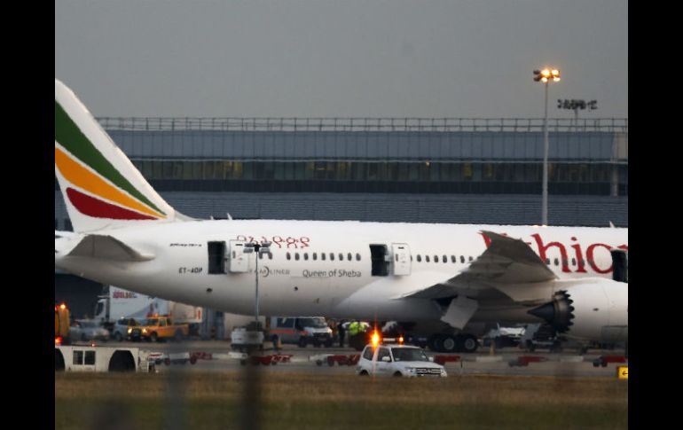 El fuego obligó al cierre de otras pistas de aterrizaje de Heathrow por casi una hora. ARCHIVO /