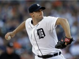 Cae en casa. Max Scherzer ejecuta un lanzamiento durante la cuarta entrada del juego efectuado en el Comerica Park. AP /