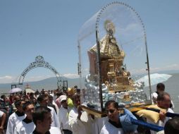 Durante la procesión, la imagen de la Virgen de Zapopan se acompaña con guardias de honor y danzantes. ARCHIVO /