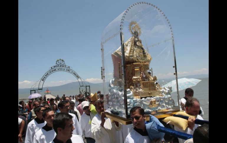 Durante la procesión, la imagen de la Virgen de Zapopan se acompaña con guardias de honor y danzantes. ARCHIVO /