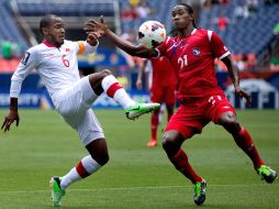 De Guzmán, de Canadá disputa un balón con Dixon de Panamá. AFP /