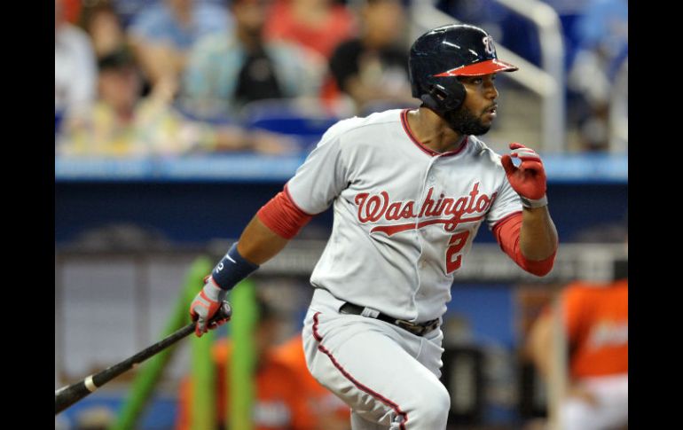 El guardabosques logra remolcar al parador en corto Ian Desmond con la carrera del triunfo. AFP /