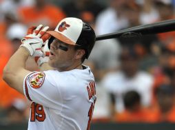 Chris Davis observa su batazo que se convirtió en un cuadrangular productor de dos carreras, en la tercera entrada. AP /