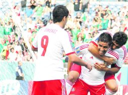 Miguel Ponce (centro) entró de relevo al minuto 88, y 60 segundos después firmó el tercer gol del Tricolor. AP /