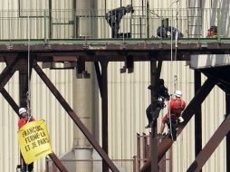 Los militantes desplegaron pancartas en las que instaban al Presidente Hollande a cerrar el lugar. AFP /