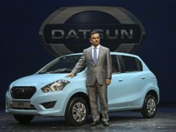 El presidente de la compañía Carlos Ghosn, posa con el Datsun Go durante su lanzamiento mundial en Nueva Delhi. AP /