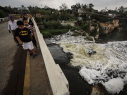 Hay brotes de espuma en el Río Santiago a causa de la contaminación. EL INFORMADOR /