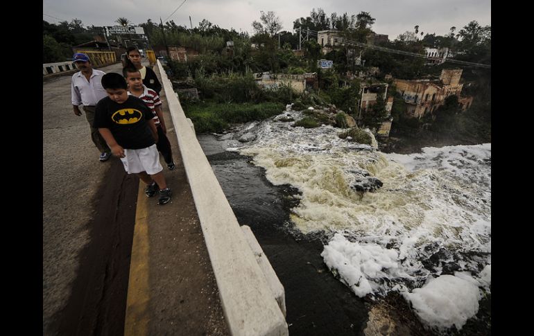 Hay brotes de espuma en el Río Santiago a causa de la contaminación. EL INFORMADOR /