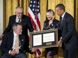 Barack Obama entrega el premio Points of Light al ex mandatario George W. H. Bush. AFP /