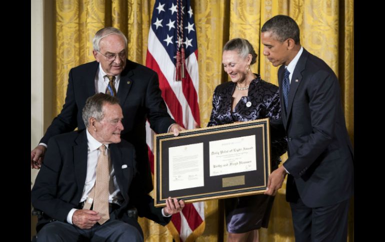 Barack Obama entrega el premio Points of Light al ex mandatario George W. H. Bush. AFP /