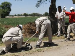 Técnicos especializados trabajan en el retiro de los implementos de la toma ilícita y la reparación del ducto afectado. ARCHIVO /