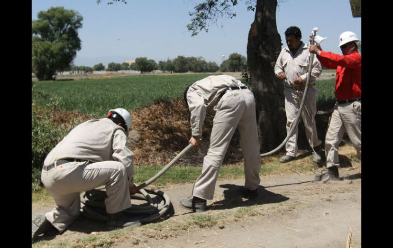 Técnicos especializados trabajan en el retiro de los implementos de la toma ilícita y la reparación del ducto afectado. ARCHIVO /