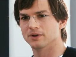 Ashton Kutcher interpretando al fundador de Apple, Steve Jobs. ESPECIAL /