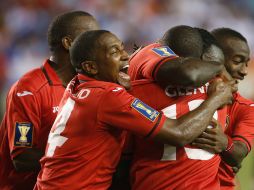 Los jugadores de Trinidad y Tobago celebran el pase a la siguiente ronda de la Copa Oro AFP /