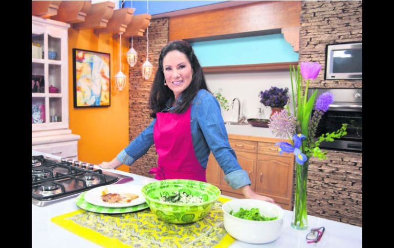 Aunque la propuesta de un programa sobre cocina le llegó hace tiempo, fue hasta ahora que decidió dar rienda suelta a su experiencia. ESPECIAL /