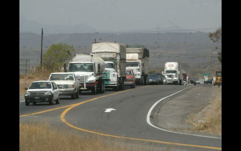 La carretera a Manzanillo es fundamental para la viabilidad regional del corredor logístico que irá del puerto a Altamira. ARCHIVO /