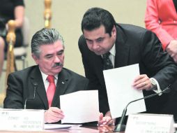 El consejero presidente del IFE, Leonardo Valdés, y el titular de la Unidad de Fiscalización, Alfredo Cristalina, en la sesión de ayer. NTX /