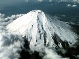 La belleza del Fuji esconde el peligro de un volcán en activo, cerca de grandes centros habitacionales. ARCHIVO /