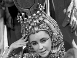 La gran corona con forma de halcón que Luz Taylor utilizó en la cinta ''Cleopatra'' (1963), también será subastada. ARCHIVO /