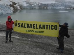 Alejandro Sanz (i) acompaña a Greenpeace para difundir la campaña #SalvaElArtico .  /