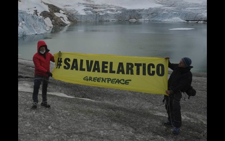 Alejandro Sanz (i) acompaña a Greenpeace para difundir la campaña #SalvaElArtico .  /