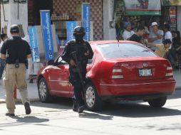 El auto de la víctima quedó encendido y terminó estrellándose en una caseta telefónica.  /