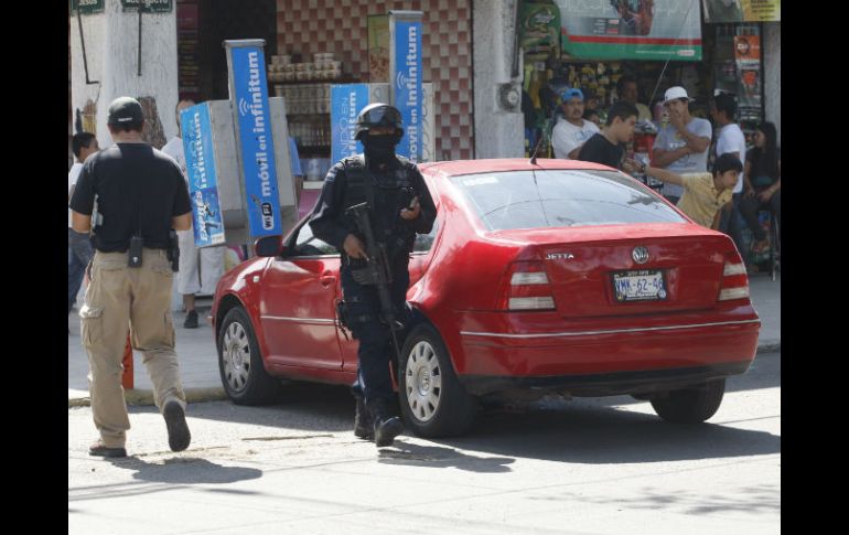 El auto de la víctima quedó encendido y terminó estrellándose en una caseta telefónica.  /