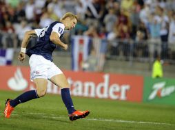 Brek Shea dispara para anotar y darle la victoria a los Estados Unidos. AP /