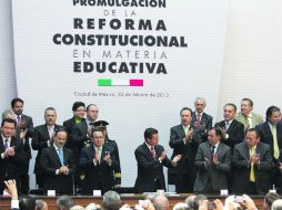 El primer avance. Peña Nieto junto a miembros del PRI,  PAN y PRD durante la firma de la promulgación de la reforma educativa. NTX /