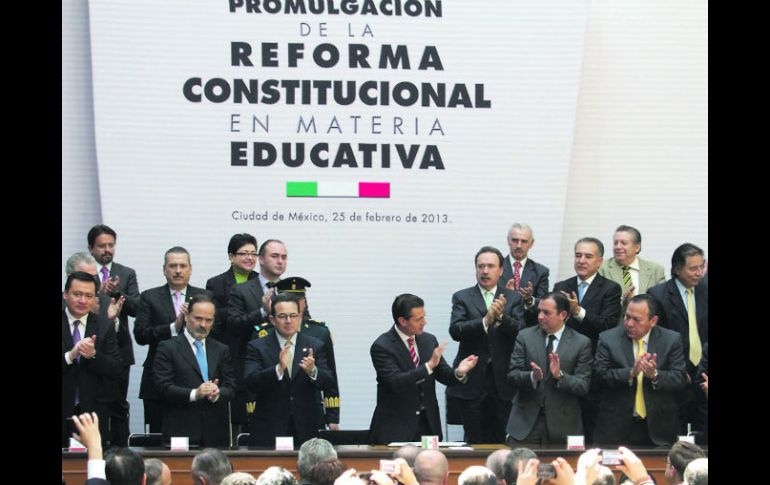 El primer avance. Peña Nieto junto a miembros del PRI,  PAN y PRD durante la firma de la promulgación de la reforma educativa. NTX /