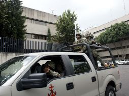 Elementos de la Marina custodian el edificio en el que autoridades mexicanas interrogan a ''El Z-40''. AFP /