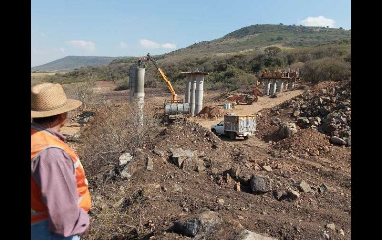 En total hay alrededor de 11 kilómetros de derechos de vía pendientes de liberar en distintos puntos del trazo. ARCHIVO /