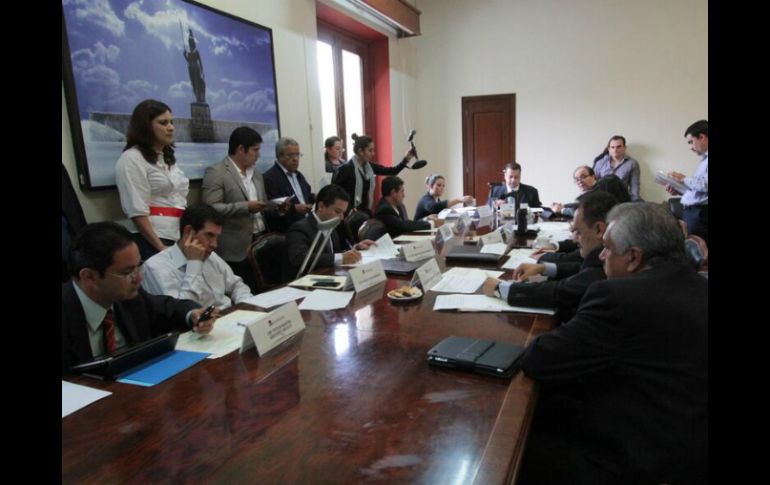 Esta mañana, los integrantes de la Comisión de Puntos Constitucionales, presidida por el diputado Hernán Cortés. @LegislativoJal. ESPECIAL /