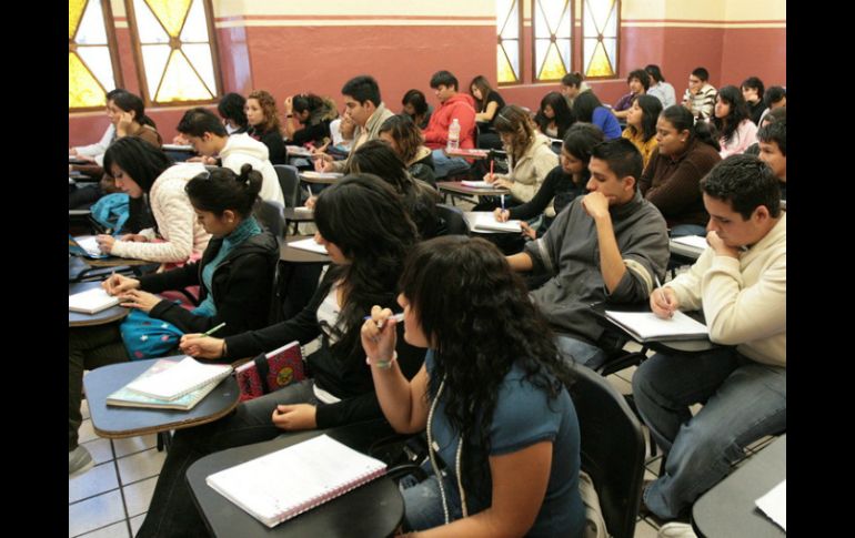 Son cerca de 200 mil jóvenes mexicanos los que buscan un lugar en universidades de la Ciudad de México. ARCHIVO /