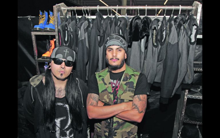 Creativos en la oscuridad. Para Johny Torres y David Reyes, de la firma Dead Liest Clothings, la base es el negro.  /