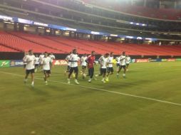 Los jugadores mexicano practicaron ligero en el campo del Georgia Dome.  /