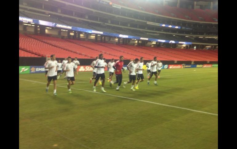 Los jugadores mexicano practicaron ligero en el campo del Georgia Dome.  /