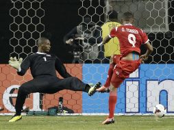 Gabriel Torres (9) anota uno de sus dos goles a la Selección de Cuba. AP /